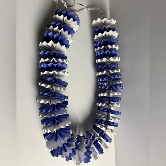 Handmade Blue & White Paper Lei - Picture 6 of 6